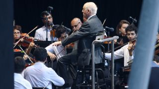 Daniel Barenboim beim Abschluss der Sommertournee 2023 mit dem West-Eastern Divan Orchestra, Foto: dpa/Gerald Matzka